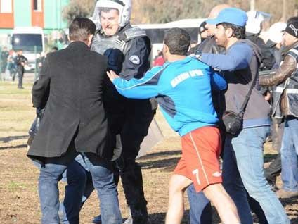 Cizre'de amatör maçta ortalık birbirine girdi