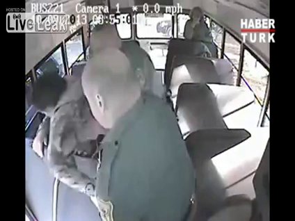 Polis çocuğun kolunu böyle kırdı!