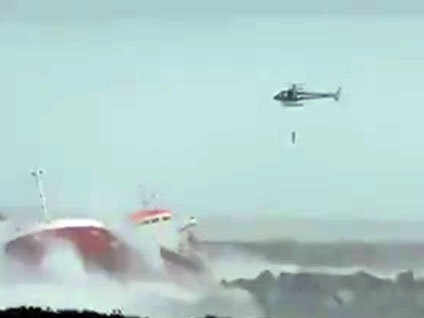 Dalgalar gemiyi ikiye kırdı!