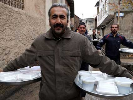 İran'da gıda yardımı kuyruğu