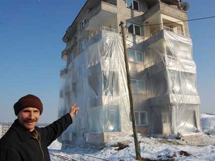 Muş'ta 5 katlı apartmanı naylonla paketlediler