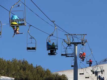Turistler 2 saat havada asılı kaldı