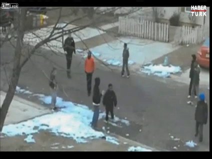 Çocuklarla oyun oynadı