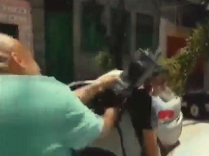 Bu kez kameraman saldırdı!