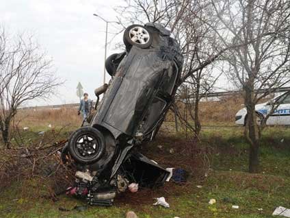 Edirne'de kaza yapan otomobil ağaçta asılı kaldı