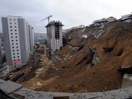Kağıthane'de toprak kayması paniğe neden oldu