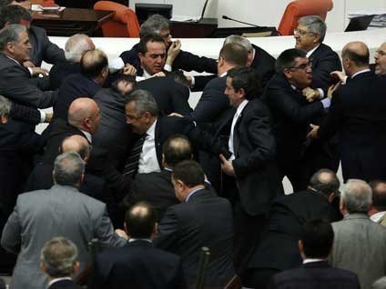 TBMM'de burun kıran kavga