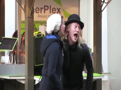 Önüne gelen herkese bunu yaptı!