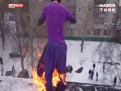 Kendini yakıp aşağı atladı!