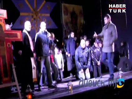 Polisler diz çöküp özür diledi