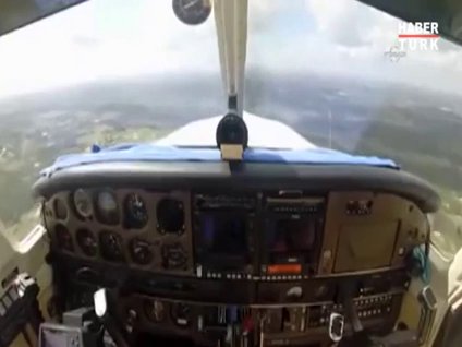 Havada uçağın ön camı kırıldı
