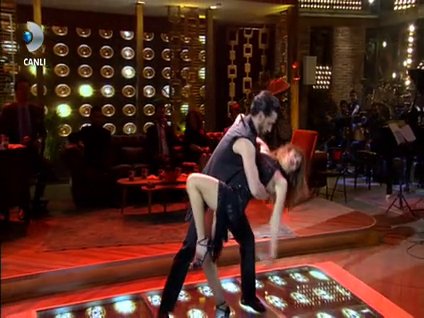 Gökçe Bahadır'dan seksi dans