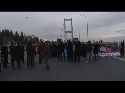 Ülkücüler Boğaz Köprüsü'nü trafiğe kapattı