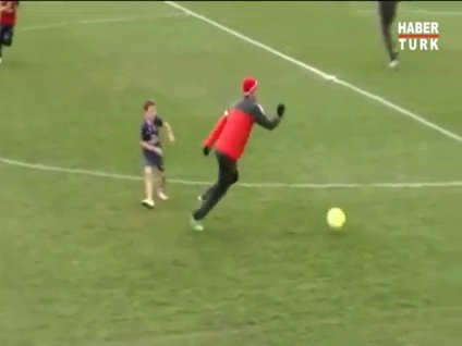 Beckham'ın oğlu İbrahimoviç'e kafa tuttu!