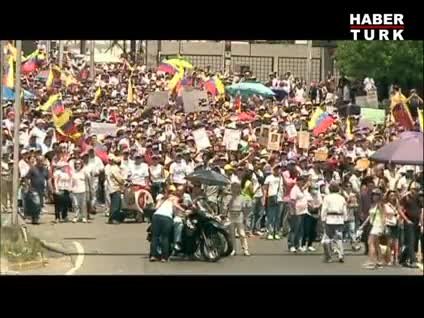 Venezuela'da halk sokaklara döküldü