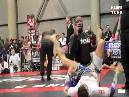 Dövüşün ortasında...