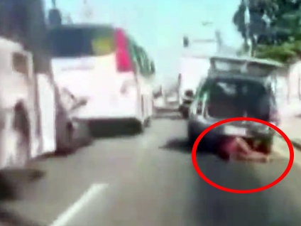 Arabanın arkasından sürüklendi