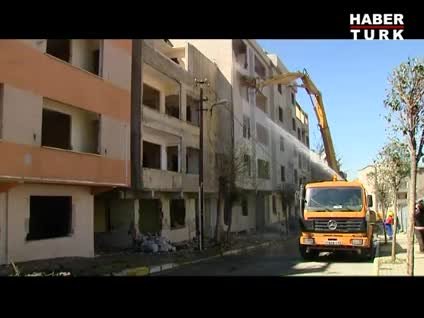 Davul zurna eşliğinde binalar yıkıldı