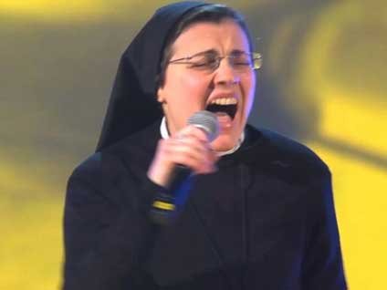 O Ses yarışmasında juriyi şaşırtan rahibe