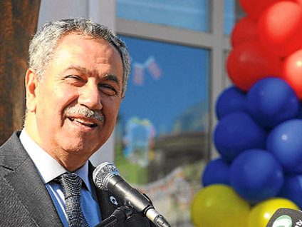 Arınç'ı güldüren anons