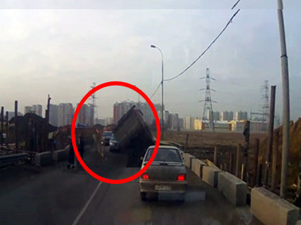 Kamyon arabanın üzerine böyle devrildi!