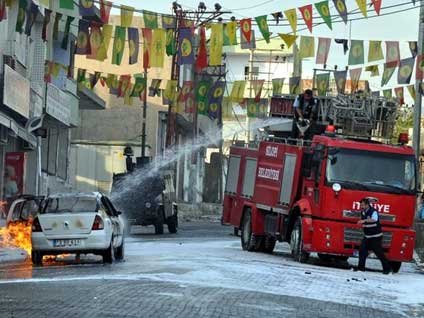 Şırnak'ın Silopi ilçesinde atılan molotof kadın polisi yaraladı