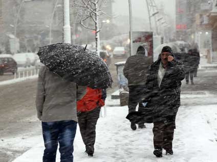 Erzurum'da lapa lapa kar yağdı