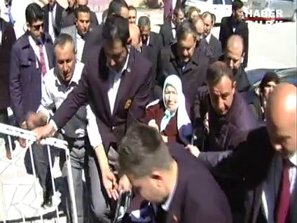 Bakandan annesine 'oy' yardımı