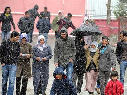 Türkiye'nin bu illerinde seçim kar yağışı altında yapıldı