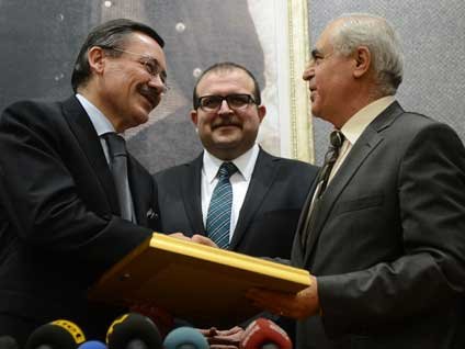 Ankara'da seçimi kazanan Melih Gökçek mazbatasını böyle aldı