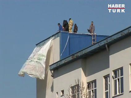 Grev yapan işçilere gözaltı