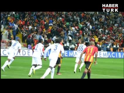 Takımlarının yenilmesine sinirlenen öfkeli taraftarlar polise saldırdı