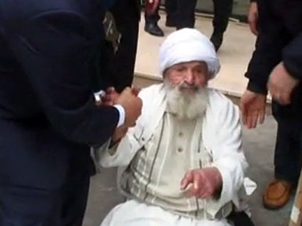 96 yaşındaki protestocu yaka paça çıkarıldı