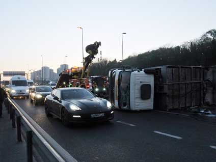 E-5 karayolundaki kaza trafiği felç etti
