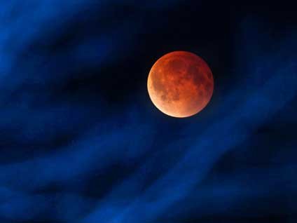 Dünya gökyüzündeki kanlı ay tutulmasına kilitlendi