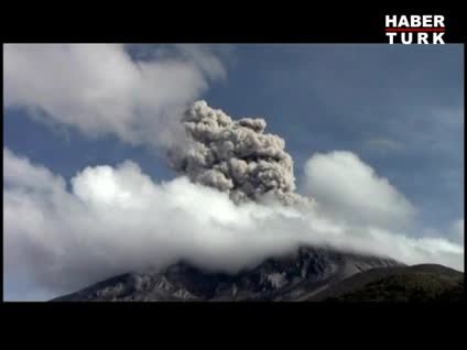 Güney Amerika ülkesi Peru'da volkan paniği
