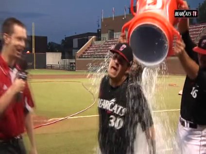 Arkasında olanlardan habersizler!