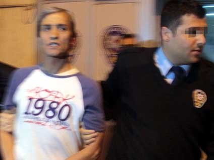 Kocası sokak ortasında boğazını keserek öldürdü