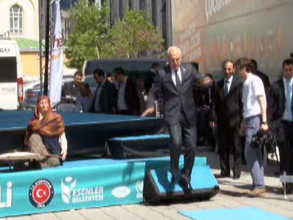 Vali Mutlu düşüyordu...