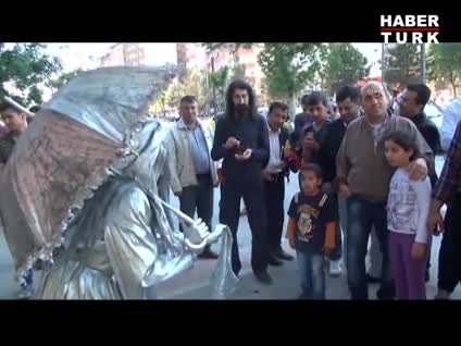 Batmanlılara canlı heykel sürprizi