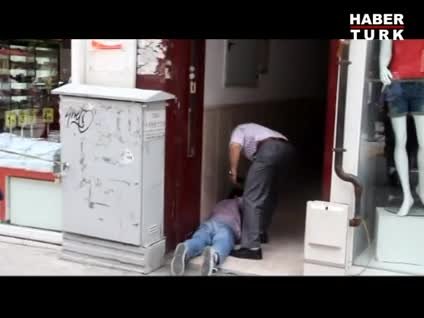 Unutulan çantanın üstüne yatan şizofreni hastası panik yarattı