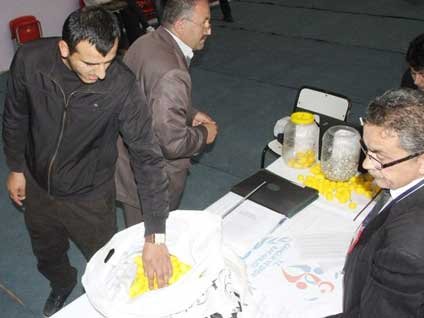 Karabük Üniversitesi'ndeki işe alım için çekilen kurada turşu bidonları kullanıldı