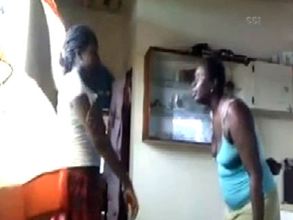 Kızını döverek cezalandırdı