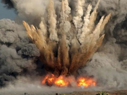 İnsanların üzerine el bombası attı!