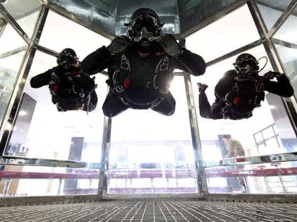 Özel Kuvvetlerin paraşüt eğitimi rüzgar tünelinde yapılıyor