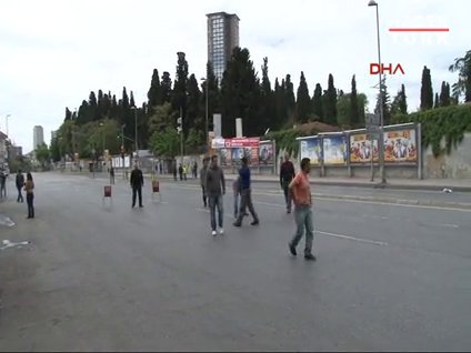 Esnafın boş yolda futbol keyfi