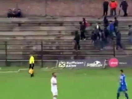 Taraftarlar yan hakemi taklit etti