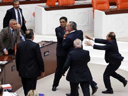 Mecliste yaşanan yüksek tansiyon sonrası arbede çıktı