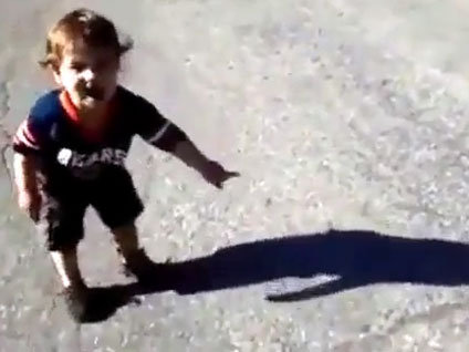 İlk defa gölgesini gören çocuk!