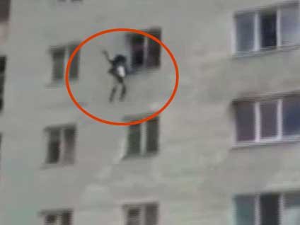 Evi alevler içinde kalan anne çocuklarını pencereden attı